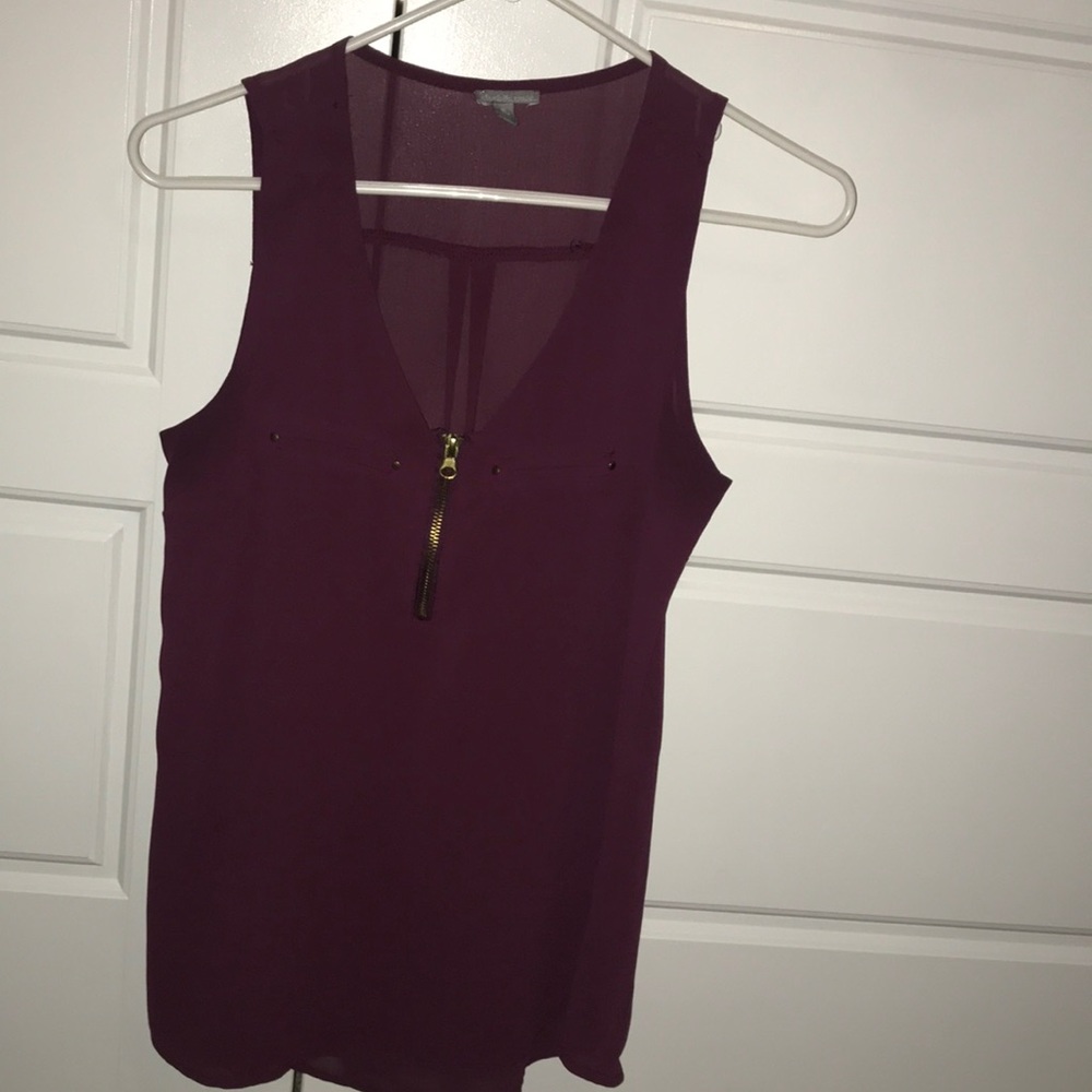 Size small burgundy top.